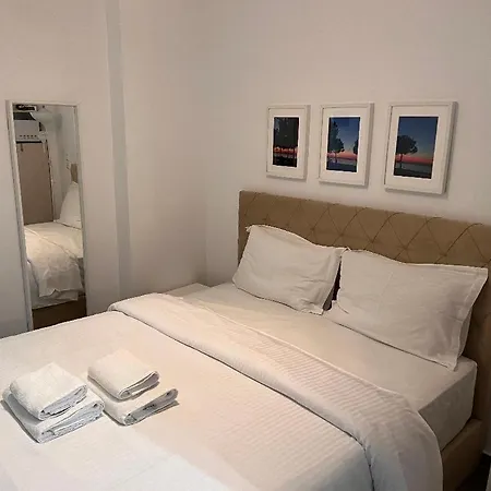 Small Budjet Deluxe Down Town Apartmán
