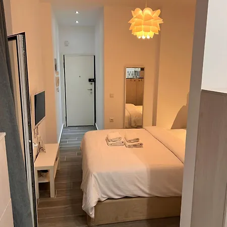 Small Budjet Deluxe Down Town Apartment *